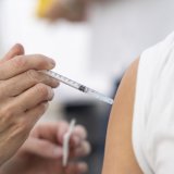 Genève lance la campagne de vaccination pour se protéger contre la grippe, le Covid-19 et le RSV (image d'illustration). KEYSTONE/GAETAN BALLY