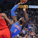 Le Thunder, champion en titre, a fini par avoir raison de Houston et Kevin Durant (à gauche) en ouverture de la saison de NBA. KEYSTONE/AP/Nate Billings