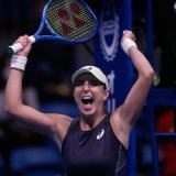Belinda Bencic laisse éclater sa joie après avoir remporté le titre à Tokyo KEYSTONE/AP/Louise Delmotte
