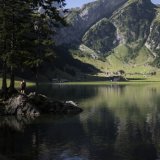 Malgré l'emplacement isolé du lac de Seealp, dans le canton d'Appenzell Rhodes-Intérieures, des produits chimiques liés aux pneus ont été détectés dans ses sédiments (archives). KEYSTONE/GIAN EHRENZELLER
