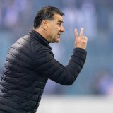 Didier Tholot attend une réaction de ses joueurs mardi soir KEYSTONE/PHILIPP SCHMIDLI