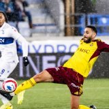 Dylan Bronn devance Théo Bair pour signifier que les Servettiens ont toujours eu un temps d'avance lors de ce derby lémanique. KEYSTONE/JEAN-CHRISTOPHE BOTT