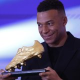 Kylian Mbappé avec le Soulier d'Or KEYSTONE/EPA/JAVIER LIZON