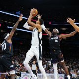 Wembanyama (au centre) et les Spurs ont manqué leur affaire dimanche à Phoenix KEYSTONE/AP/Mike Christy