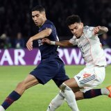Double buteur puis dangereux tacleur sur Achraf Hakimi (à gauche), Luis Diaz (à droite) a joué un bien mauvais tour au Paris Saint-Germain. KEYSTONE/EPA/CHRISTOPHE PETIT TESSON