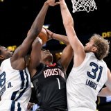 Amen Thompson face à deux défenseurs de Memphis KEYSTONE/AP/Brandon Dill