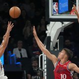 Yanic Konan Niederhäuser (à droite) a dû attendre le "garbage time" pour fouler le parquet des Phoenix Suns de Devin Booker (à gauche, au tir). KEYSTONE/AP/Ross D. Franklin