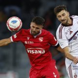 Micha Stevanovic (à droite) et le Servette FC retrouvent le FC Thoune de Leonardo Bertone (à gauche) samedi à Genève. KEYSTONE/STEFAN WERMUTH