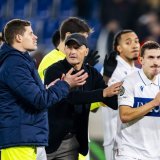 Peter Zeidler (au centre) va bien devoir gérer son effectif d'ici Noël. KEYSTONE/JEAN-CHRISTOPHE BOTT