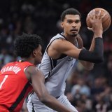 Victor Wembanyama (à droite) a brillé vendredi face aux Spurs KEYSTONE/AP/Eric Gay