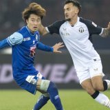 Duek entre le Lucernois Taisei Abe (à gauche), dont l'expulsion a tout changé), et le Zurichois Bledian Krasniqi. KEYSTONE/CLAUDIO THOMA