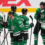 Lian Bichsel (deuxième depuis la droite) et Dallas ont encore gagné contre Vancouver. KEYSTONE/AP/Julio Cortez