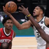 Clint Capela (à droite) est sorti du banc pour aider les Rockets à contrecarrer les plans de "Giannis" (avec le ballon). KEYSTONE/AP/Morry Gash