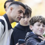 Granit Xhaka s'est prêté au jeu des selfies à son arrivée à Lausanne. KEYSTONE/CYRIL ZINGARO