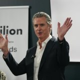 En l'absence de Donald Trump et de délégation officielle américaine à la COP30, Garry Newsom prend la lumière à Belém. KEYSTONE/AP/Fernando Llano