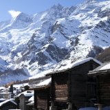 Pour le Centre du Haut-Valais, il faut encourager la construction de logements d'utilité publique dans les villages de montagne (ici Saas-Fee, photo d'illustration). KEYSTONE/LAURENT GILLIERON