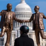 Cette installation artistique montre Donald Trump et Jeffrey Epstein main dans la main (archives). KEYSTONE/FR159526 AP/JOSE LUIS MAGANA