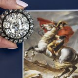 La broche faisait partie des effets personnels que l'empereur avait dû abandonner dans sa fuite dans la plaine de Waterloo. KEYSTONE/MARTIAL TREZZINI