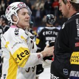 Killian Mottet et Reto Berra: anciens coéquipiers désormais adversaires KEYSTONE/PETER KLAUNZER