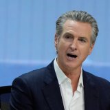 Gavin Newsom a fait adopter le 4 novembre une nouvelle carte électorale qui devrait permettre aux démocrates de gagner cinq sièges supplémentaires à la Chambre des représentants (archives). KEYSTONE/AP/Fernando Llano