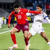 Zachary Athekame (à gauche) et la Suisse M21 ont obtenu un point face à la France KEYSTONE/JEAN-CHRISTOPHE BOTT