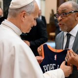 Le Pape a reçu maillot des New-York Knicks des mains du réalisateur Spike Lee. KEYSTONE/AP