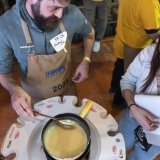 Près de 200 participants, dont 70% d'amateurs, ont participé samedi à la cinquième édition du Mondial de la fondue à Tartegnin (VD). KEYSTONE/LAURENT MERLET