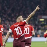 Granit Xhaka (no 10) et la Suisse veulent finir le travail au Kosovo. KEYSTONE/CYRIL ZINGARO