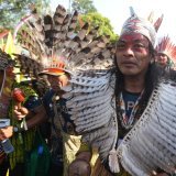 De nombreux indigènes, en tenue traditionnelle et parfois munis de lances, d'arcs et de flèches, ont participé à la manifestation. KEYSTONE/AP/Andre Penner