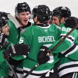 Lian Bichsel (6) est félicité par ses équipiers après avoir ouvert la marque face aux Flyers KEYSTONE/AP/LM Otero