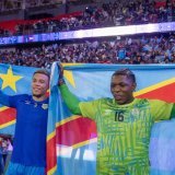 Timothy Fayulu (à droite) a été le héros de la qualification de la RD Congo pour les barrages intercontinentaux KEYSTONE/EPA/JALAL MORCHIDI