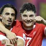 L'attaquant de Sion Adrien Llukes (à gauche) a inscrit le premier but de la Suisse M17 face à l'Irlande KEYSTONE/HUSSEIN SAYED