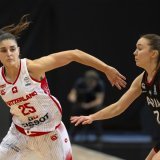 Nancy Fora (à gauche) et les Suissesses ont subi la loi de l'Autriche mardi KEYSTONE/ANDREAS BECKER