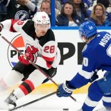 Moser (à droite) et Tampa Bay ont dominé les Devils de Timo Meier (à gauche) mardi KEYSTONE/AP/Chris O'Meara