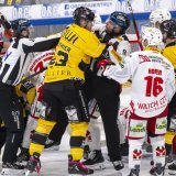 Un derby très disputé entre Ajoie et Bienne KEYSTONE/GEORGIOS KEFALAS