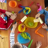 En Valais, la grande majorité des salaires des métiers de la petite enfance sont désormais conformes aux recommandations formulées par les autorités, selon une enquête (photo d'illustration). KEYSTONE/LAURENT GILLIERON