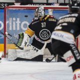 Sprunger, à droite, dévie le puck pour inscrire le 2-0 KEYSTONE/Samuel Golay