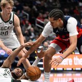 Kyshawn George à la lutte avec Giannis Antetokounmpo KEYSTONE/AP/John McDonnell