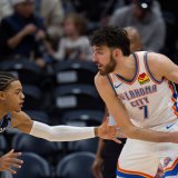 Chet Holmgren (à droite) et le Thunder ont cueilli dimanche leur 15e succès d'affilée KEYSTONE/AP/Bethany Baker