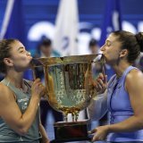 Sara Errani (à droite) intègre le staff de Jasmine Paolini (à gauche) KEYSTONE/EPA/ANDRES MARTINEZ CASARES