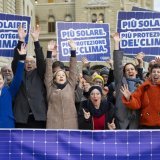 Les Vert-e-s ont déposé leur initiative mercredi à la Chancellerie fédérale à Berne. KEYSTONE/PETER KLAUNZER