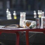 Les directives fédérales sur l'alcool doivent attendre, estime le Conseil des Etats (illustration). KEYSTONE/CHRISTIAN BEUTLER