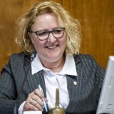 La voix de la présidente du Grand Conseil Patricia Constantin (PS) a été décisive lundi après-midi, lorsqu'une bonne partie de la droite s'est mobilisée contre la création de 20 EPT souhaitée par le Conseil d'Etat (archives). KEYSTONE/JEAN-CHRISTOPHE BOTT