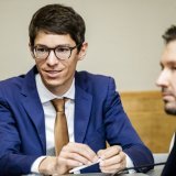 Le Conseil d'Etat a proposé le rejet de la motion proposée par le Centre du Valais romand (ici son chef de groupe Nathan Bender, de face). Le Grand Conseil l'a suivi (photo d'archives). KEYSTONE/JEAN-CHRISTOPHE BOTT