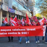 Plus de 700 maçons ont manifesté à Sion ce samedi pour défendre leurs conditions de travail.