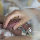 Le personnel soignant s'occupe des enfants nés prématurement dans le service de néonatologie du Centre hospitalier universitaire vaudois, en août 2022 à Lausanne (image d'illustration)