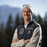 Der Schweizer Langlaeufer Candide Pralong posiert fuer ein Portrait bei einem Medientreffen von Swiss Ski, am Montag, 11. November 2024, in der Biathlon Arena in Lenzerheide. (KEYSTONE/Gian Ehrenzeller)