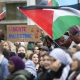 Des manifestants pro-palestiniens brandissent des drapeaux, des banderoles et des pancartes lors d'un rassemblement non autorise en solidarite avec le peuple palestinien ce samedi 1 novembre 2025 a Sion, en Suisse. (KEYSTONE/Cyril Zingaro)