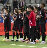 Les joueurs du FC Sion saluent leurs supporters après la défaite concédée à Thoune samedi soir.
