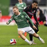 Ilyas Chouaref, à la lutte avec le saint-gallois Daschner, avait ouvert le score pour le FC Sion.